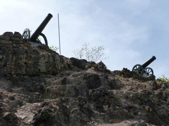 Antigos canhões usados na defesa de Isla Santa Catalina, no caribe colombiano